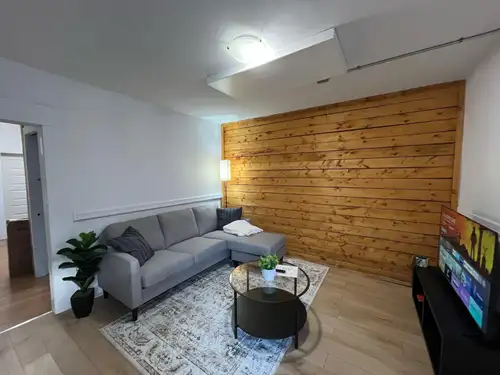 English below Chambres à partir de 850 $ à 985 $+ /mois (toutes charges incluses) Adresses des unité...