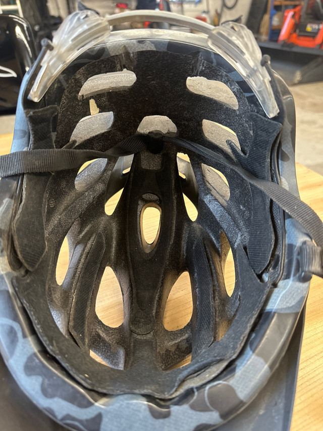 Fox mountain bike helmet  in Clothing, Shoes & Accessories in Winnipeg - Image 4