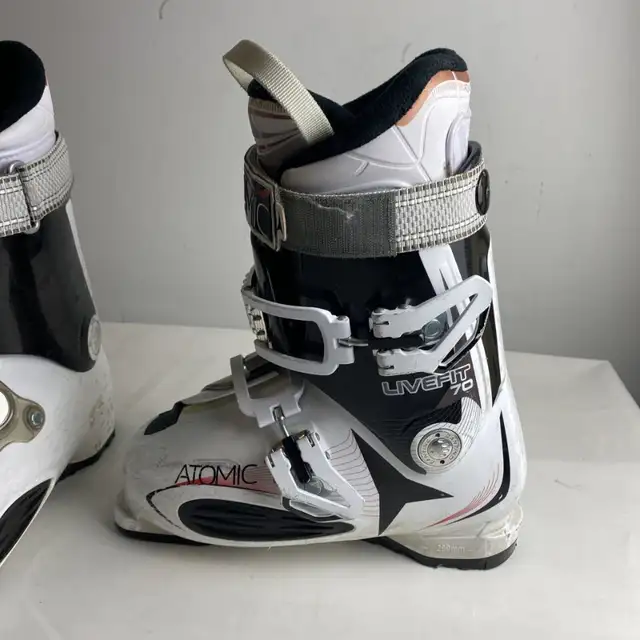 Atomic Women’s Live Fit 70 Ski Boots Size US 7.5 24/24.5 White in Ski in Ottawa - Image 6