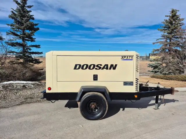 XP375 Doosan - 375 CFM Diesel Air Compressor - Tow Behind - x 1 in Other in Saskatoon - Image 3
