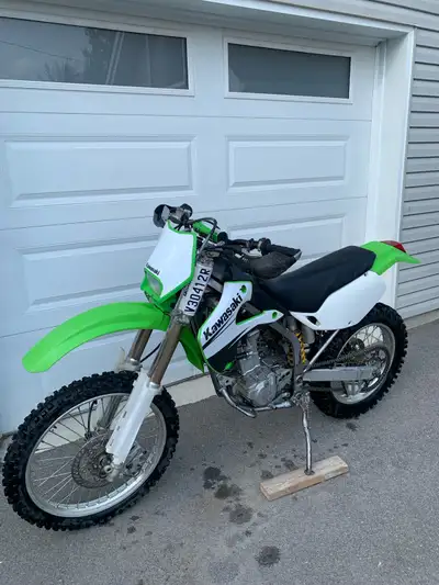 Kawasaki Klx300R 2004 Très bien entretenue au fil des ans Je suis le deuxième propriétaire Fonctionn...