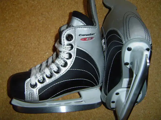 Ice Skates, Size 9 youth for shoe size 10-10.5 youth in Skates & Blades in City of Toronto - Image 5