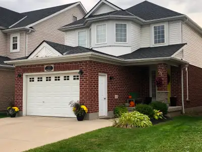 Beautiful family home in sought after Hespeler neighborhood at 401/Townline. Excellent for commuters...