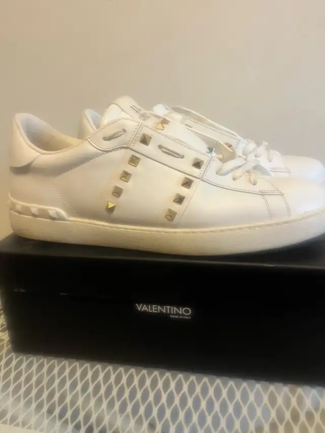 MEN'S DESIGNER GARAGE SALE, BURBERRY, GIUSEPPE, VALENTINO -  in Other in City of Toronto - Image 10