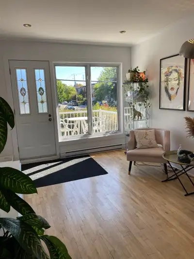 Grand 4 1/2 avec 2 chambres, balcon avant, terrasse arrière privé et intime avec verdure et coin BBQ...