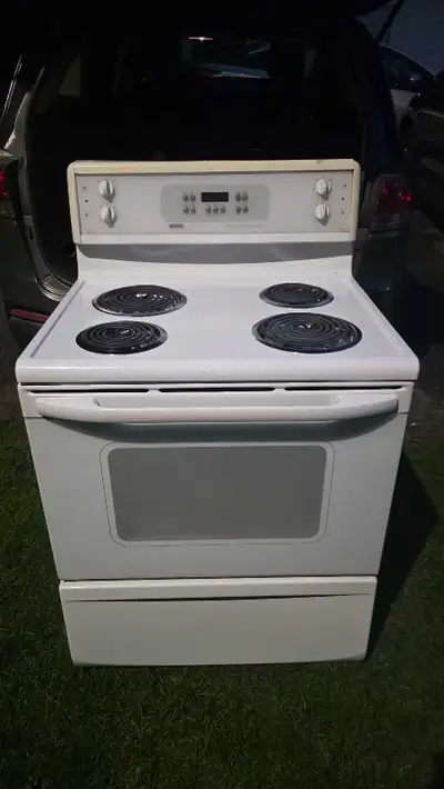 Je vends une cuisinière électrique Kenmore blanche en bon état de fonctionnement, parfaite pour tout...