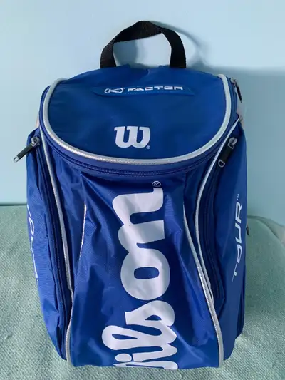 Sac à dos Wilson pour le tennis. Jamais utilisé. L'étiquette est encore sur le sac. Très spacieux, l...