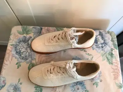Women’s shoes (size 9) (New), Voir plus