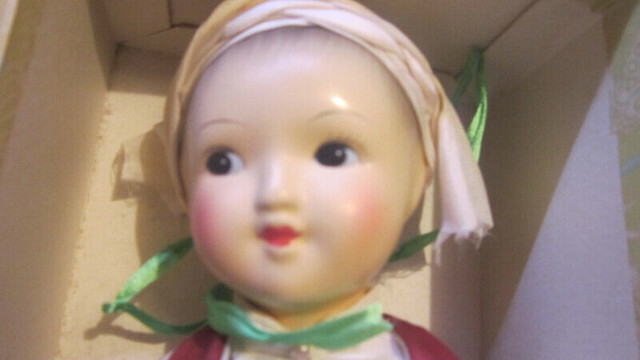 Lovely 10 inch Porcelain ~ Chinese Female Doll ~ Cracked Leg #1 in Arts & Collectibles in Winnipeg - Image 2