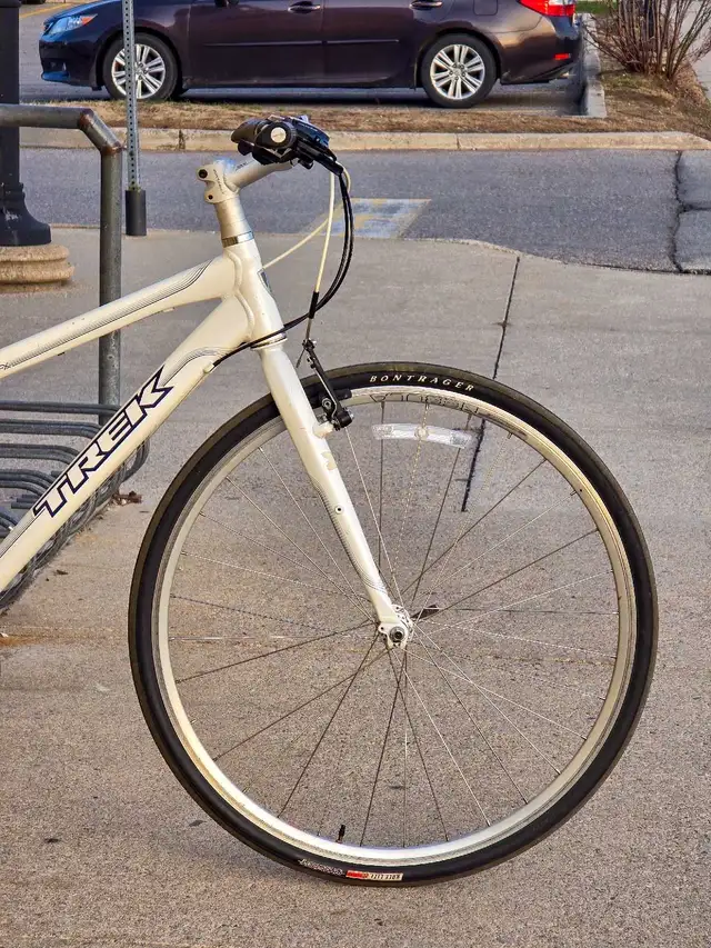 Trek 7.3 FX WSD Bike for Sale – Great Condition! in Cruiser, Commuter & Hybrid in Guelph - Image 3