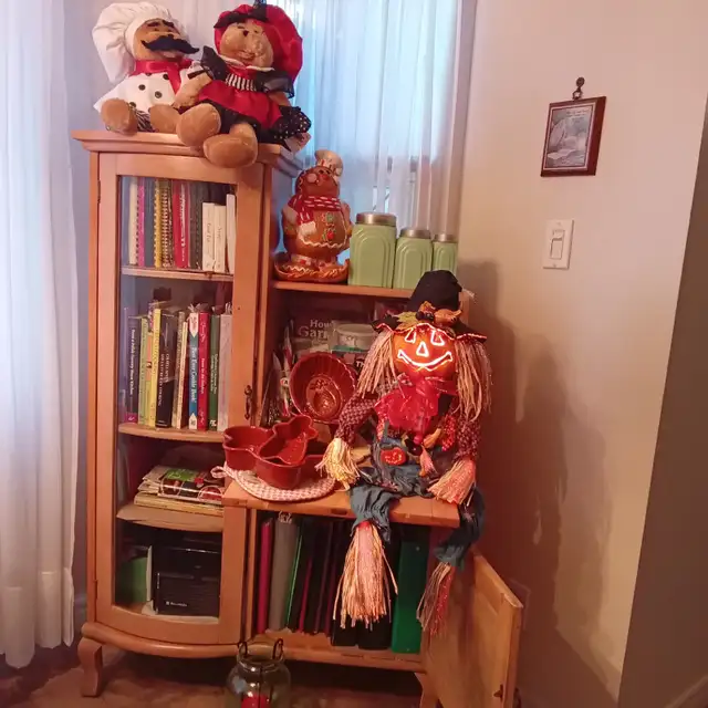 CLASSICAL DESK/ BOOKCASE/KNICKKNACKS SHELF..10 picsNew Price in Hutches & Display Cabinets in Windsor Region - Image 9
