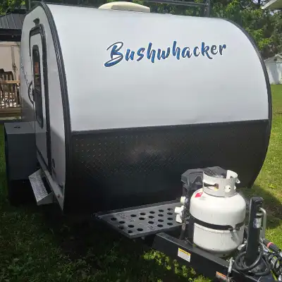 Trailer is in new condation. 1300 lbs. Oversize offload tires, 26 Gal. water tank, 30 Amp.,5000 Btu...
