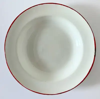 Antiquité 1930 Assiette creuse en fer émaillé blanc ligné rouge, View more