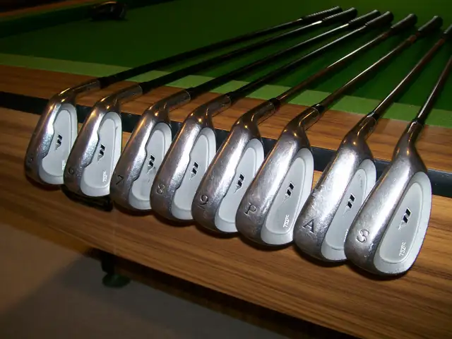 Used golf clubs.. putters, wedges hybrids, fairway wood set in Golf in Sarnia - Image 4
