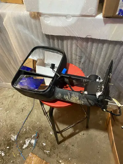Tow mirror from a 2006 Chevy pickup. Driver side Perfect working condition. 120$ obo