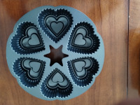 Quality Baking Pans - Valentine Hearts