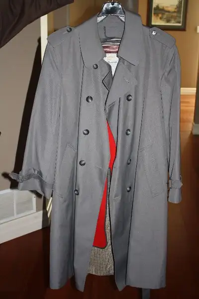 Mens london fog overcoat fits 36 to 42 I think its a medium.Price is firm Non smoker- and clean