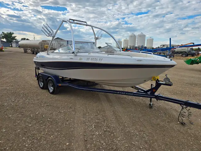 2004 Inboard Boat in Powerboats & Motorboats in Moose Jaw - Image 6