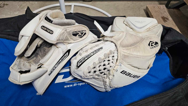 Hockey goalie Bauer Reactor blocker and glove dans Hockey  à Laval/Rive Nord - Image 2