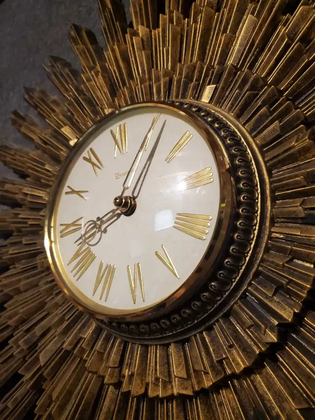 Vintage MCM Syroco Sunburst Wall Clock Large 24" in Home Décor & Accents in Ottawa - Image 4