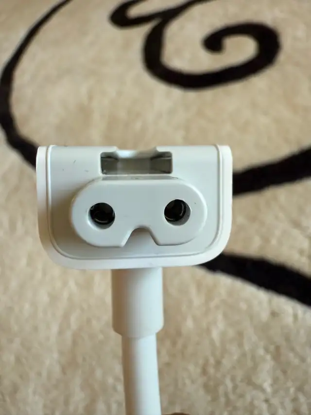 Apple Power Cord in Cables & Connectors in Markham / York Region - Image 4
