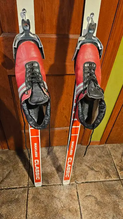 ensemble ski de fond, souliers, bâtons, View more