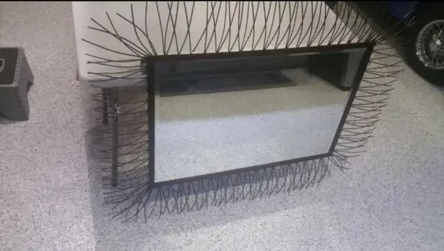 Wall mirror with beveled glass and metal frame in Home Décor & Accents in Oakville / Halton Region - Image 5