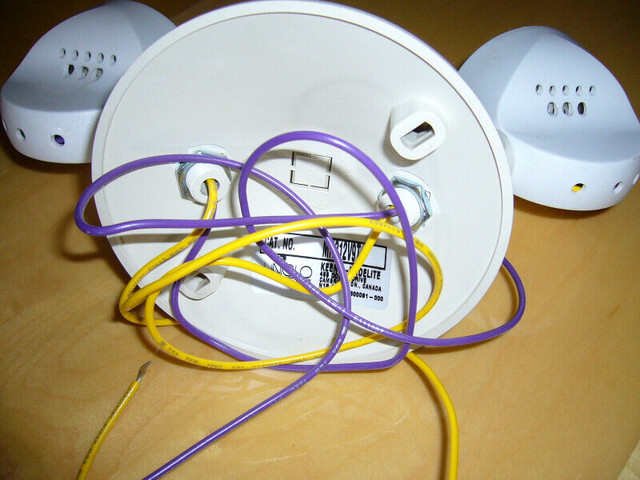 2 Réflecteurs blancs: 12 volts- 9 Watts dans Décoration intérieure et accessoires  à Saint-Hyacinthe - Image 2