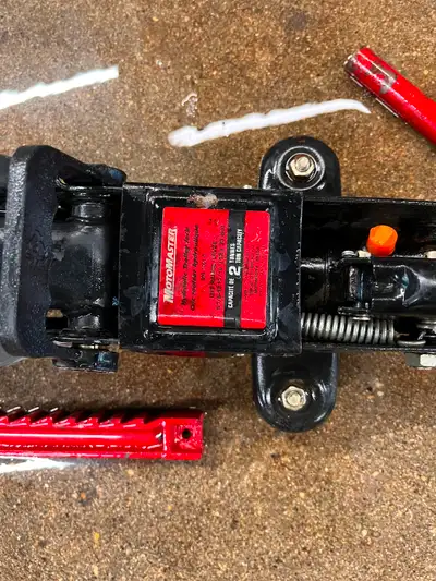 2 ton flier jack. Comes with stands/ wheel chocks and case
