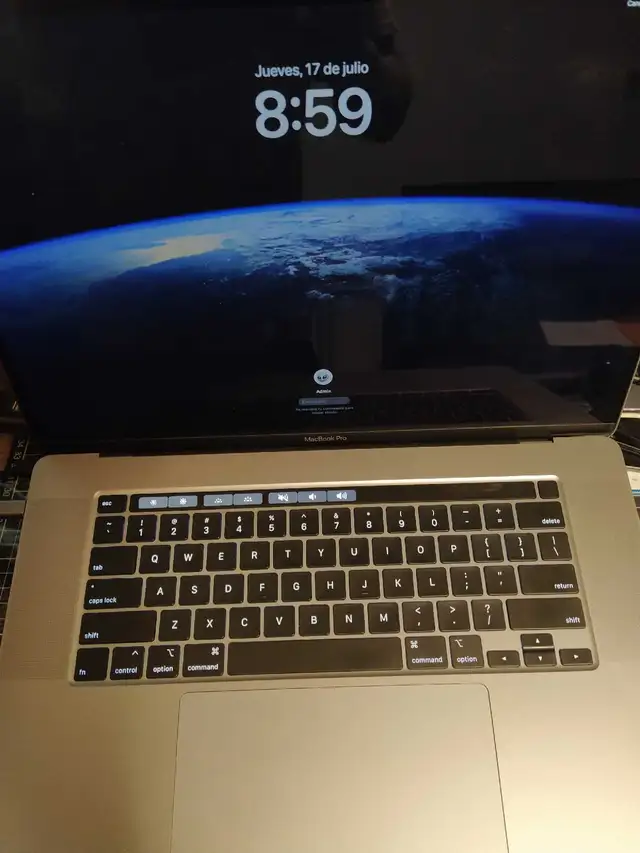 Mac pro 2019 16" 32GB RAM, 2TB SSD, INTEL i9 2.3 GHz in Laptops in City of Montréal - Image 3