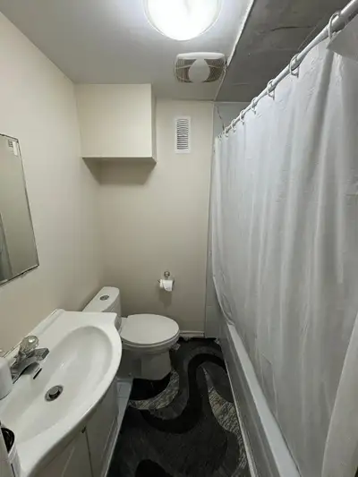 *LEGAL BASEMENT FOR RENT*