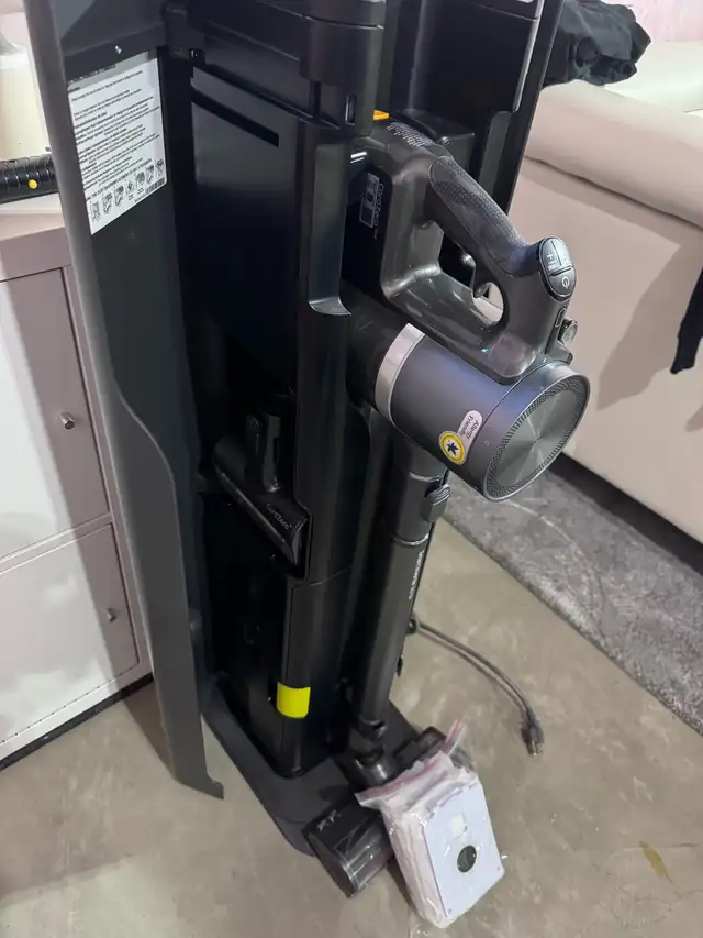 LG cordless vacuum cleaner in Vacuums in Edmonton - Image 3