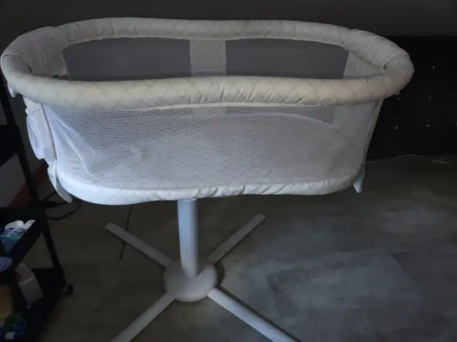 HALO Swivel Bassinet in Cribs in Napanee - Image 2