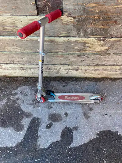 Kids razor scooter folds up like the picture. No problems works great.