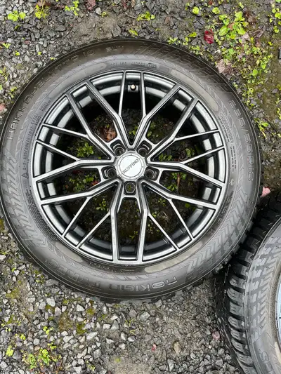 Valeur de plus de 3500$$$ Mag Ruffino 18 pouces Bolt pattern 5x 108 Etais sur un Polestar 2 Pneu Nok...