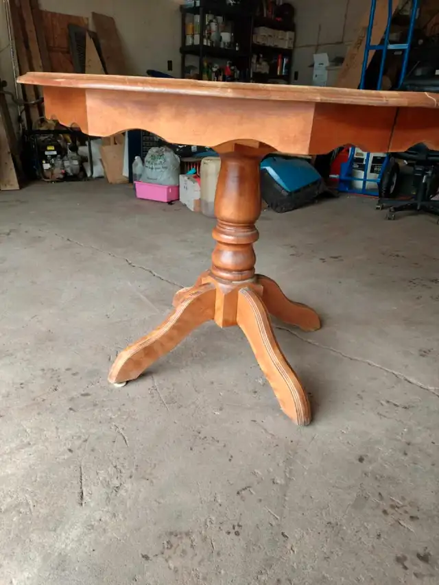 kitchen table in Dining Tables & Sets in Moncton - Image 3