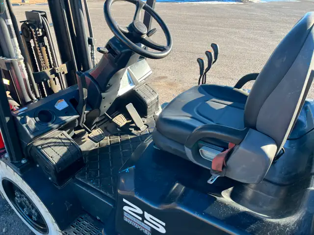 * LOW HOUR * Used Doosan G25 2020 Indoor Outdoor 5000lb Forklift in Other in Saskatoon - Image 5
