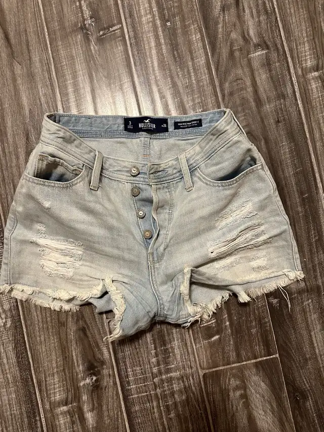 Women’s Hollister Shorts W26 in Women's - Bottoms in Mississauga / Peel Region - Image 2