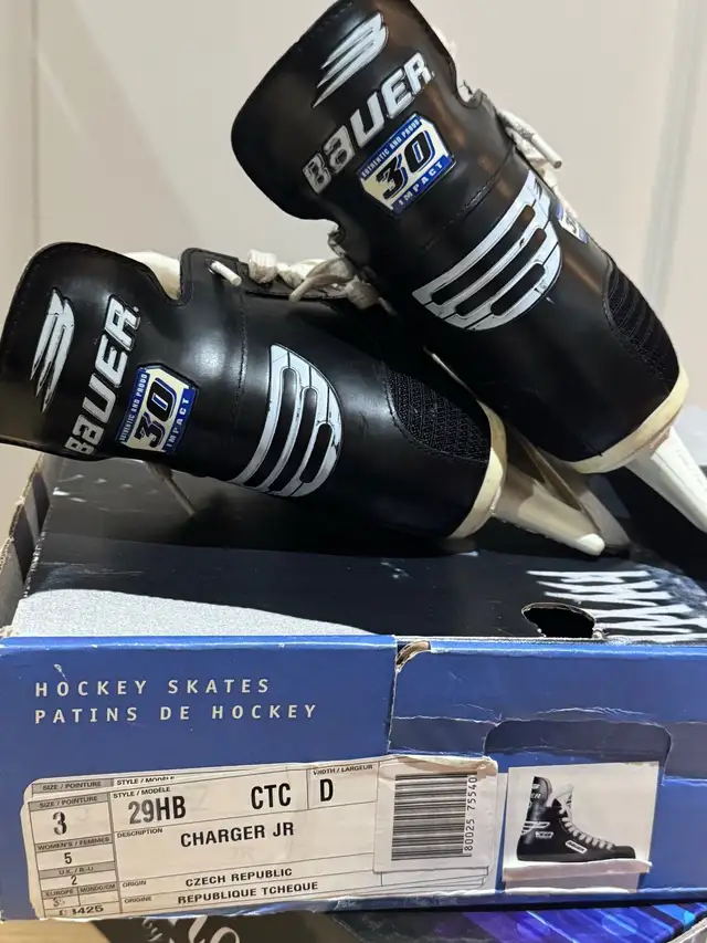 Boys Bauer Skates Size 3 in Skates & Blades in Markham / York Region - Image 3
