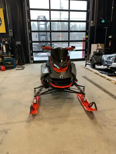 Great machine and low kms (6200). Options include smart shox, cell glovebox extension, linQ system,...