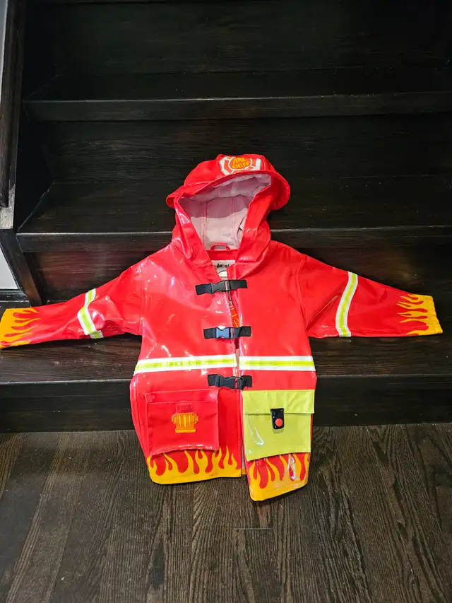 Firefighter costume (size 4T) in Clothing - 4T in Markham / York Region - Image 2