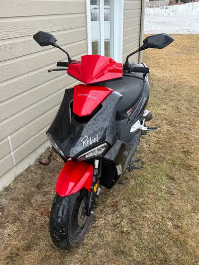 Découvrez ce scooter Rebel 2023 à quatre temps, une option élégante et fiable, avec sa faible consom...