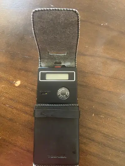 Découvrez cette radio-réveil à quartz Toshiba, un appareil vintage qui combine l'utilité d'une radio...