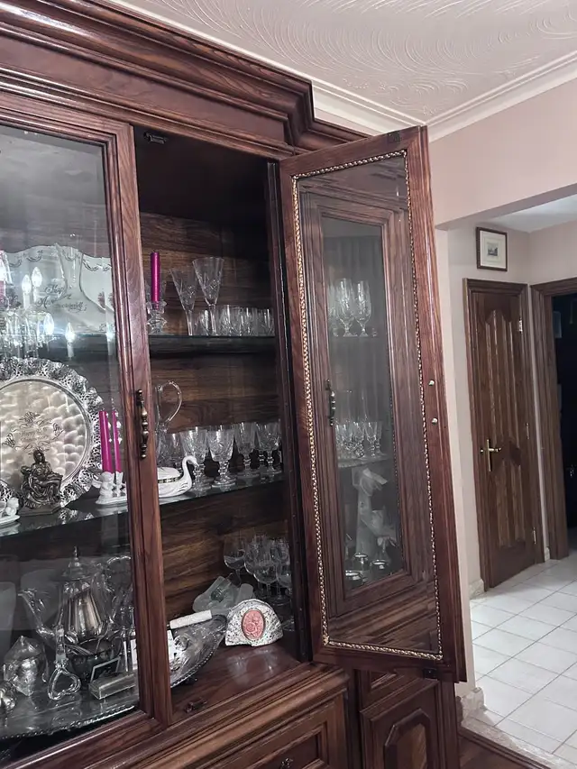 Oak Dinning Table/Hutch/6 chairs in Dining Tables & Sets in City of Toronto - Image 4