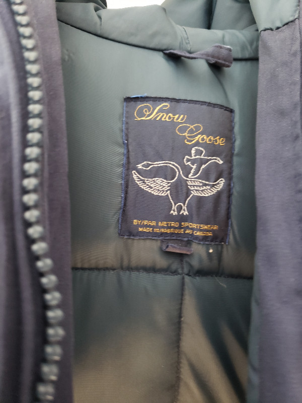 Manteau bleu marine CANADA GOOSE dans Femmes - Hauts et vêtements d'extérieur  à Ville de Montréal - Image 3