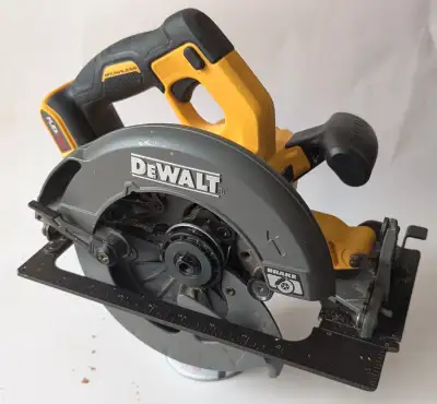 Scie circulaire 7 1/4" Dewalt 60V FLEXVOLT à l'état neuf (voir photos). Utilisé pour un seul projet....