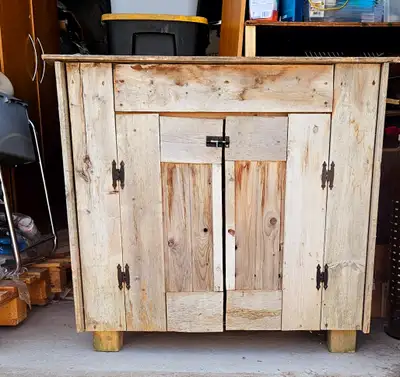meuble en bois rustique 2 portes fait par un artisan. aspect bois de grange dimension: 42'' de long...