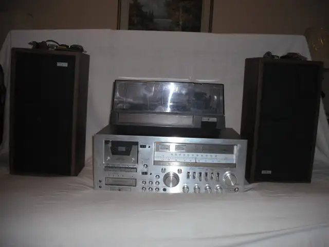 Vintage Stereo System turntable AM/FM/Cassette/8 track/speakers in Stereo Systems & Home Theatre in City of Toronto - Image 2