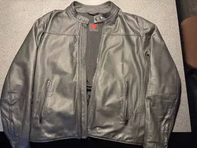 Jacket Dainese Mike 2 en cuir noir pour hommes, état neuf .Utilisé deux fois . Trop petit pour moi....