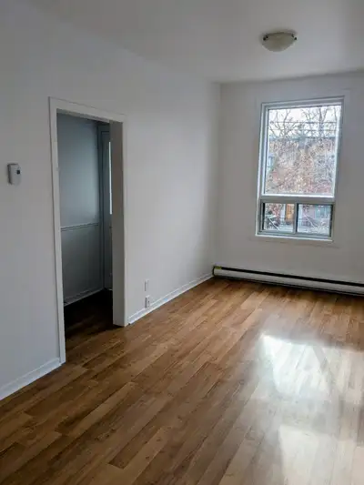 Logement 3 1/2 pour personne seule * Propriétaire occupant (Triplex) * Propriété sans animaux ET non...